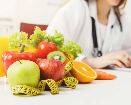 Profissional de nutricao realizando atendimento na Clínica Sphera